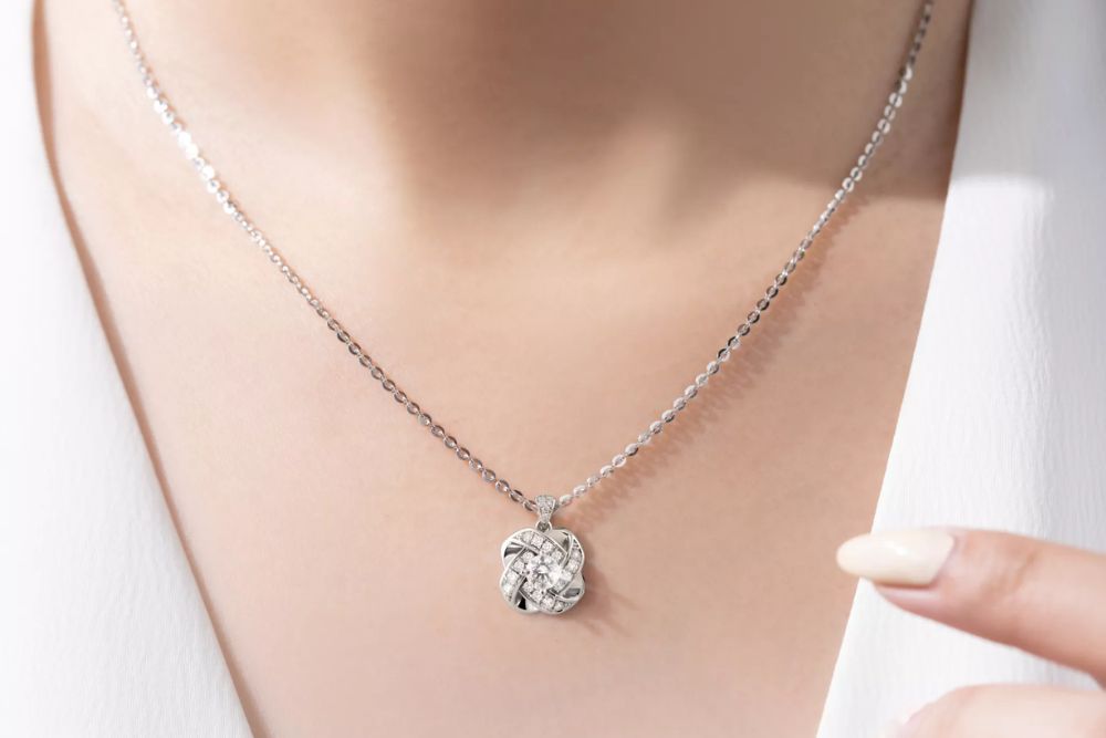 Kỉ niệm 1 năm ngày cưới tặng gì? 20+ món quà ý nghĩa 6 Dây chuyền kim cương là món quà tinh tế dành tặng người bạn đời trong ngày kỷ niệm.
