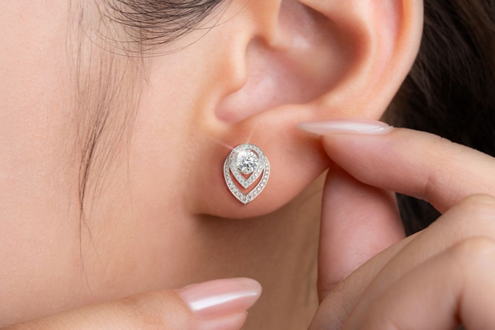 Kỉ niệm 1 năm ngày cưới tặng gì? 20+ món quà ý nghĩa 7 Bông tai kim cương tạo điểm nhấn thanh lịch và là món quà phù hợp dành tặng vợ.