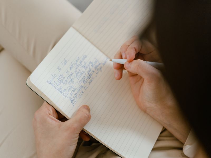 Cách viết nhật ký cho người yêu đầy chân thành, lãng mạn 7 Cách viết nhật ký cho người yêu đầy chân thành, lãng mạn