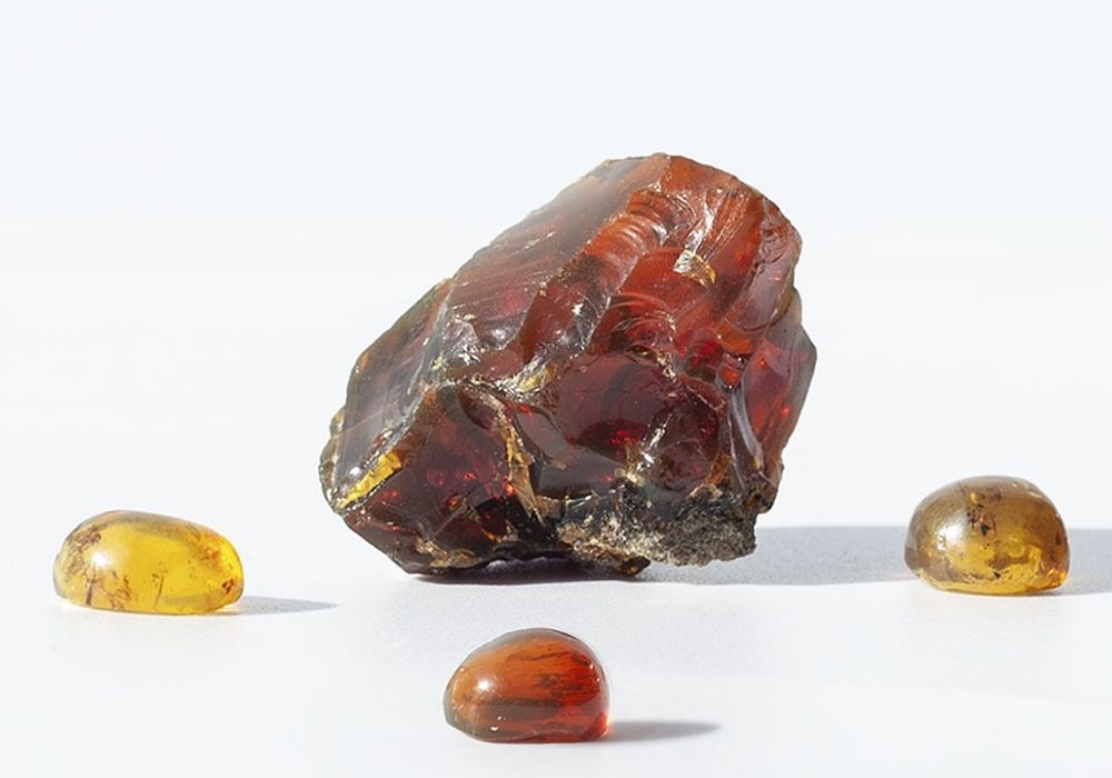 Đá hổ phách: Ý nghĩa, công dụng, mệnh phù hợp & giá bán 7 Với năng lượng mạnh mẽ, đá hổ phách có tác dụng xua đuổi tà ma và thu hút may mắn
