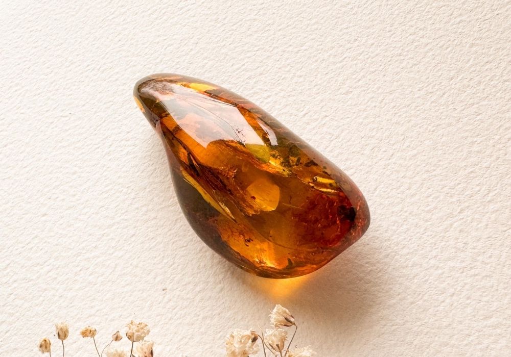 Đá hổ phách: Ý nghĩa, công dụng, mệnh phù hợp & giá bán 2 Đá hổ phách (tên tiếng Anh là Amber) là nhựa cây hóa thạch